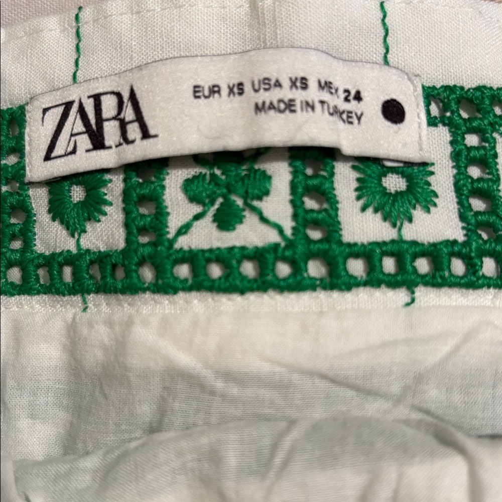 Zara Green and White Patterned Women's Skirt

Waist 13”
Hips 16”
Lenght 35” - Picture 5 of 6